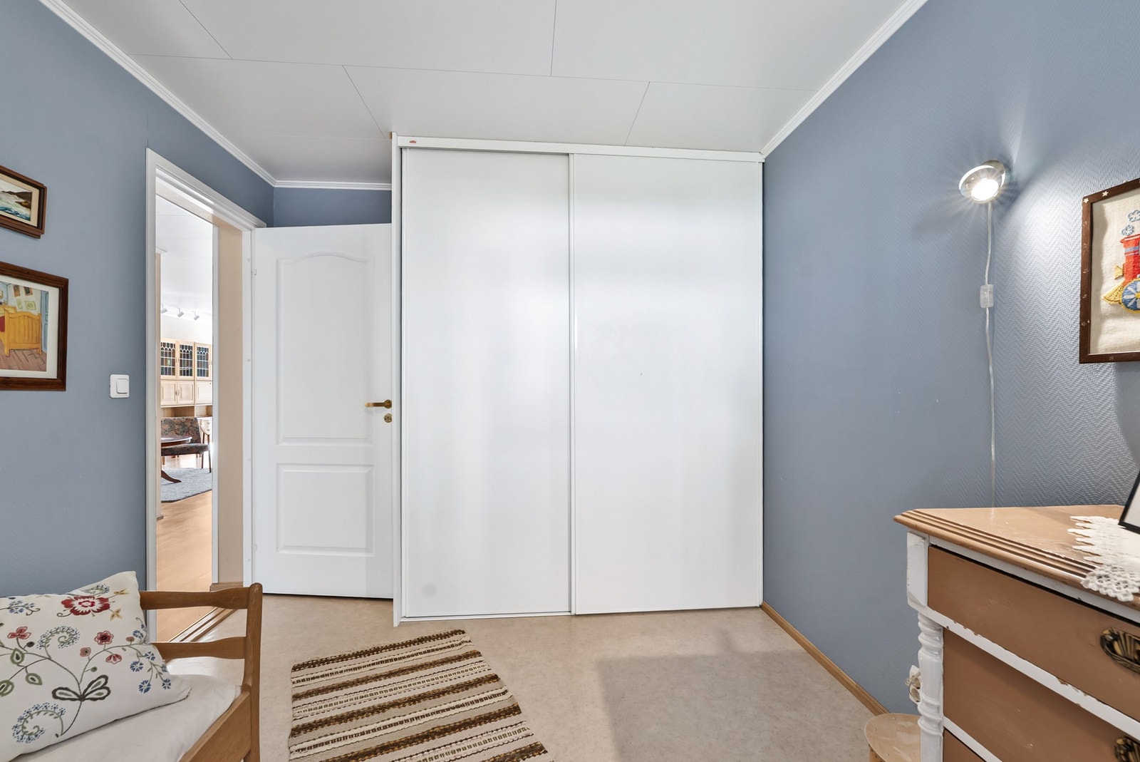 Praktisk skyvedørsgarderobe på soverom 2. Galleribilde