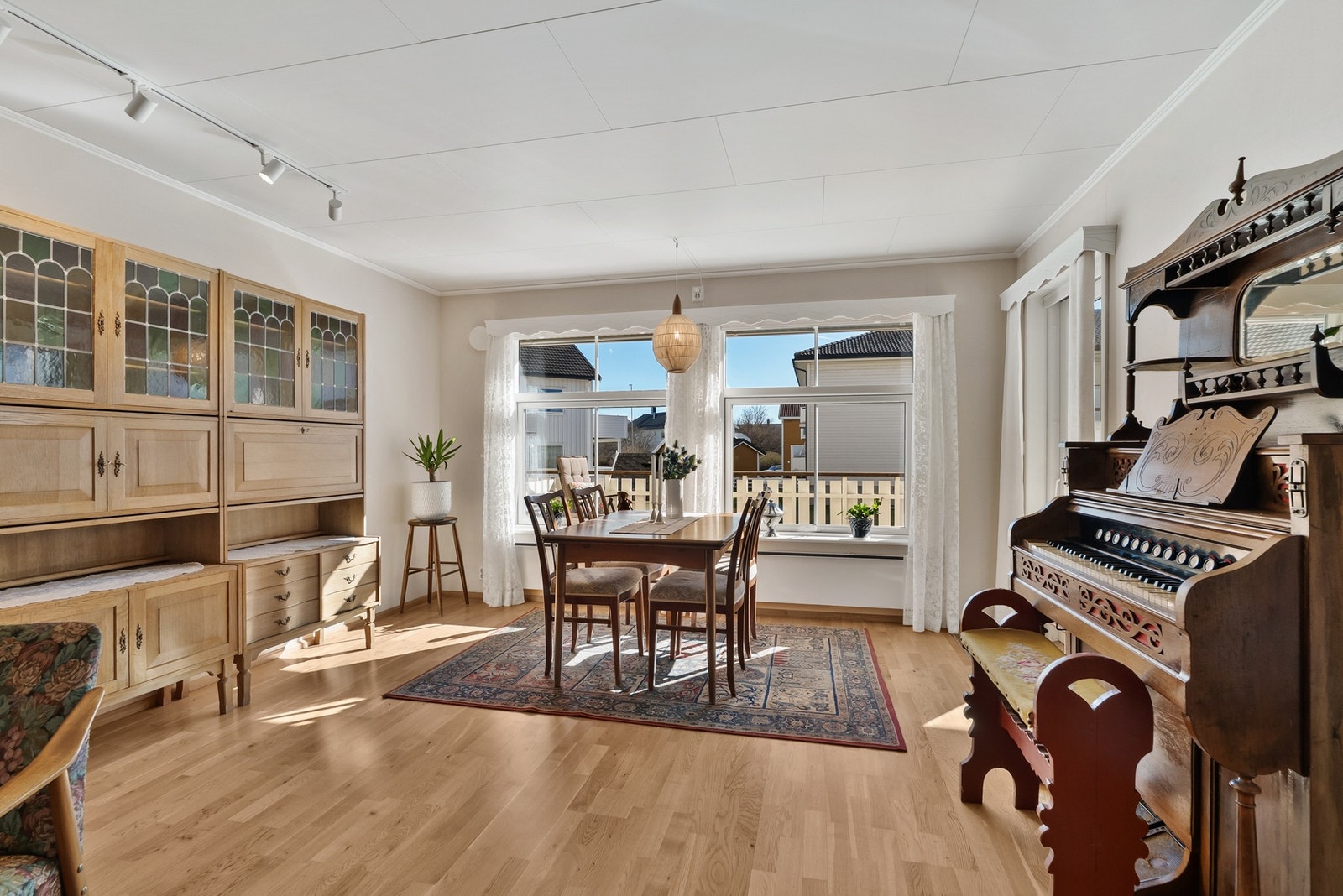 Store vindu som slipper inn godt med naturlig lys i rommet. Galleribilde