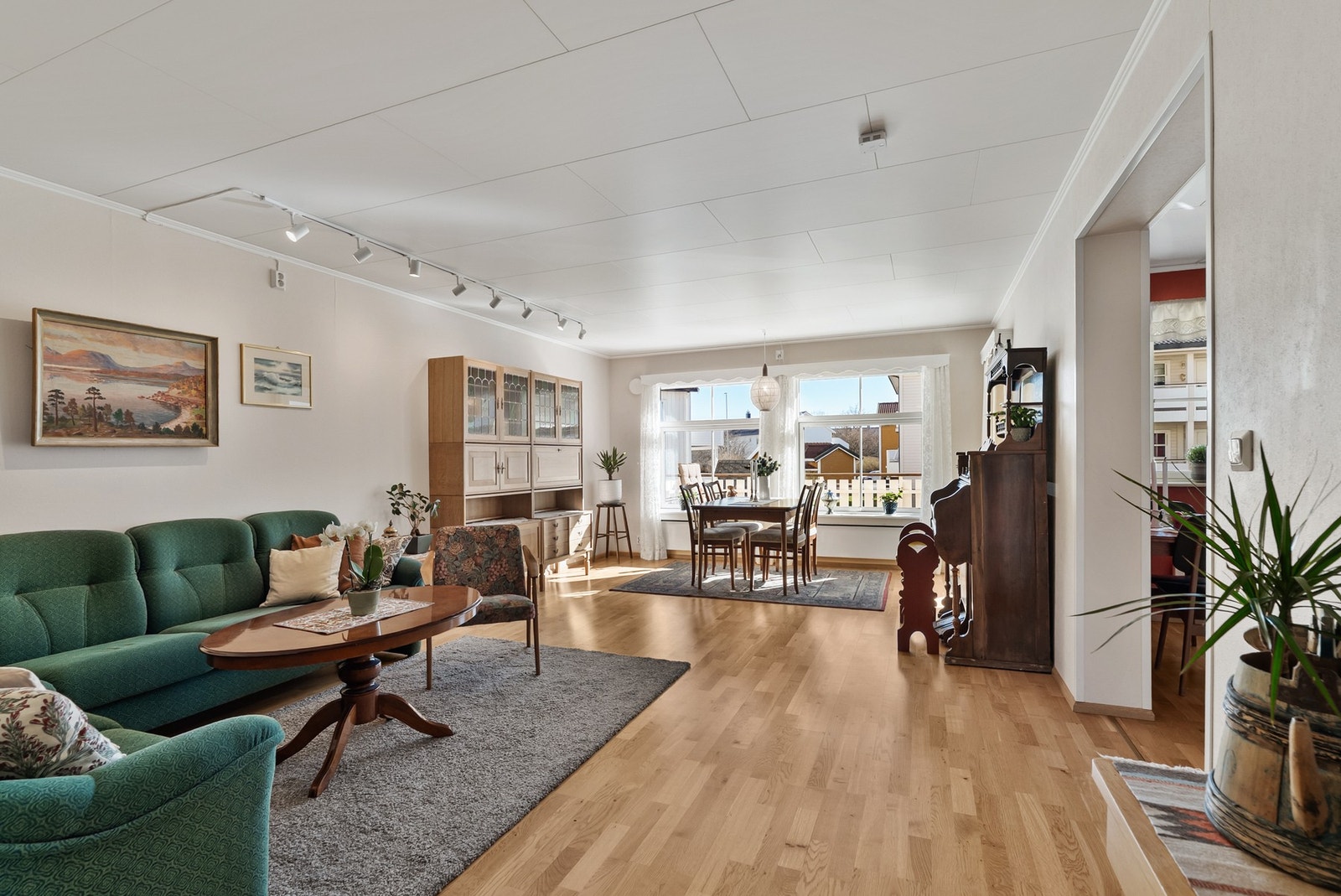 Romslig stue med god plass til sofagruppe og spisestue. Galleribilde