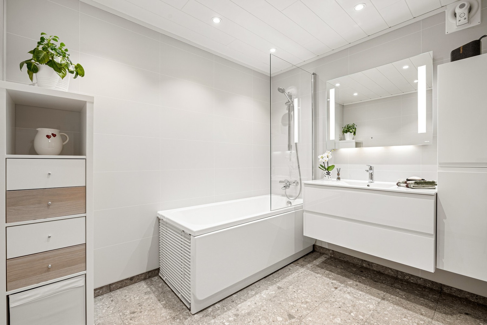 Badet er fra 2018 og har fliser på gulv med gulvvarme. Rommet fremstår i god stand og har fått tilstandsgrad 0/1 fra takstmann på alle punkter. Galleribilde