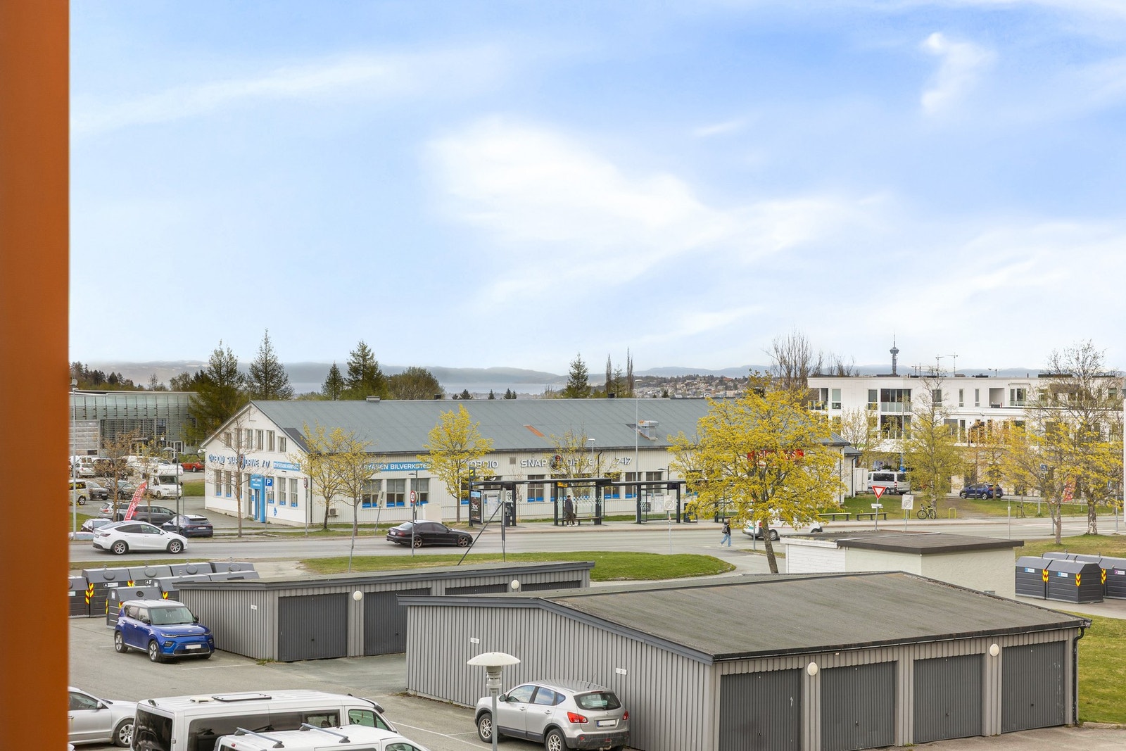 Leiligheten ligger i et svært rolig område med umiddelbar nærhet til dagligvare, treningssenter og kollektivtransport. Galleribilde
