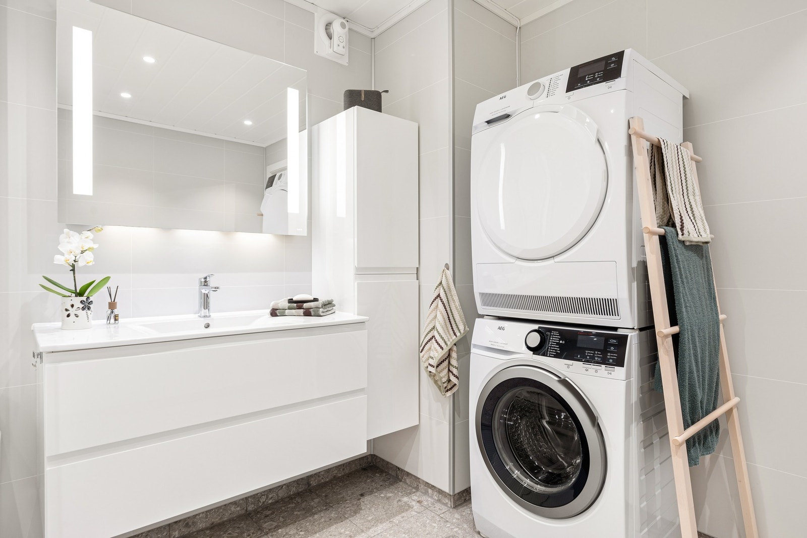 Badet er utstyrt med avtrekksvifte og opplegg for vaskemaskin. Galleribilde