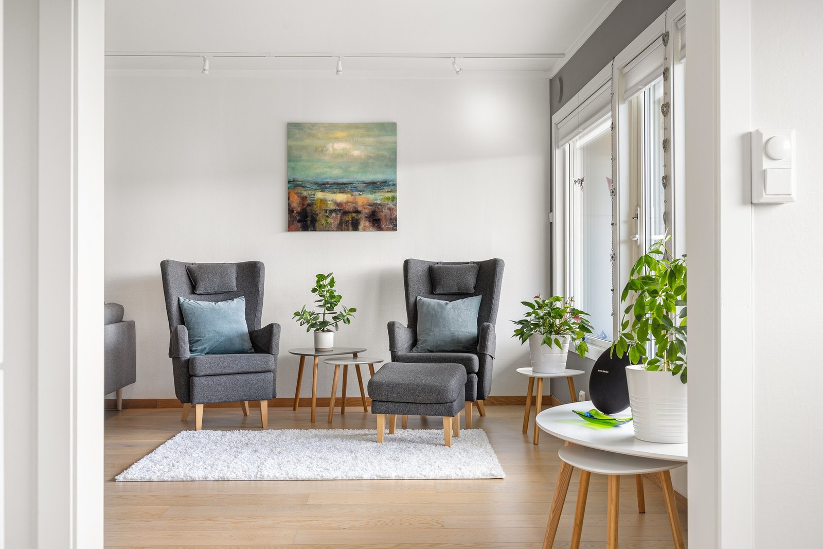 Koselig sittegruppe med god plass til lesekrok eller ekstra spisesone i tilknytning til stuen. Galleribilde