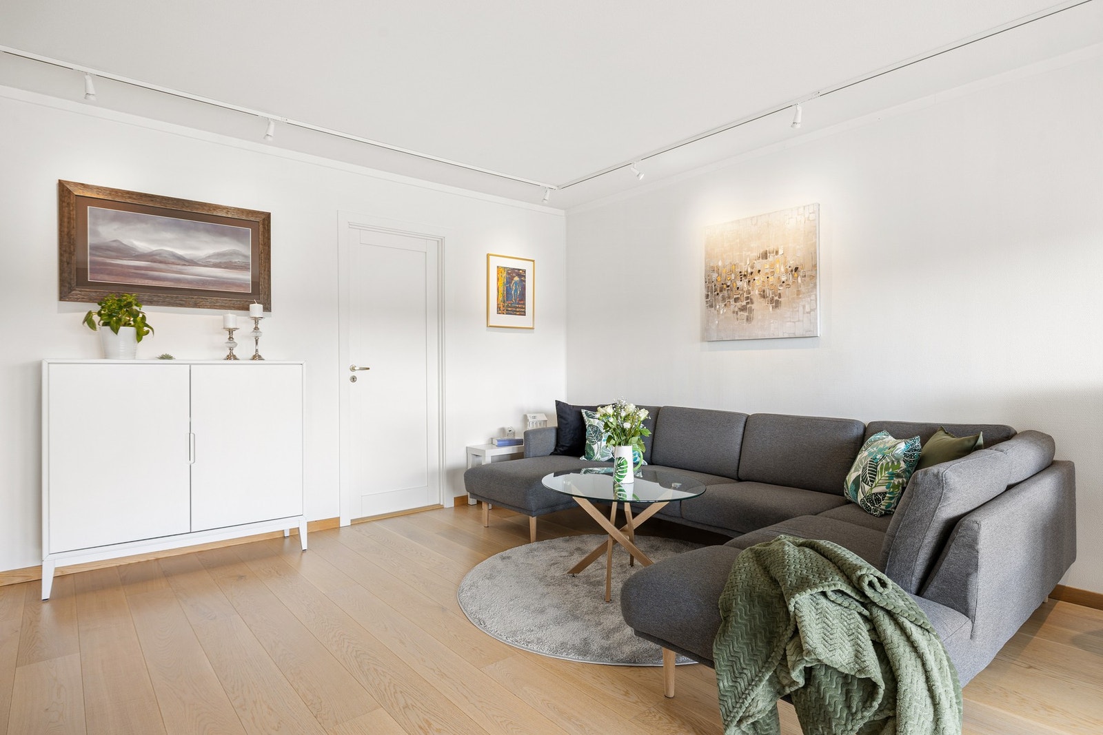 Leiligheten har nøytrale fargevalg som gjør rommene enkle å møblere. Lik parkett på alle gulv. Galleribilde