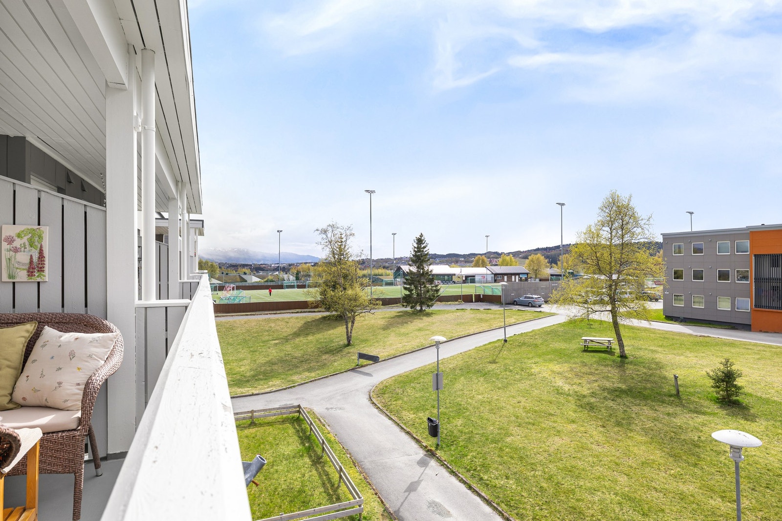 Utsikt over fotballbanen og fine grøntarealer i borettslaget. Galleribilde