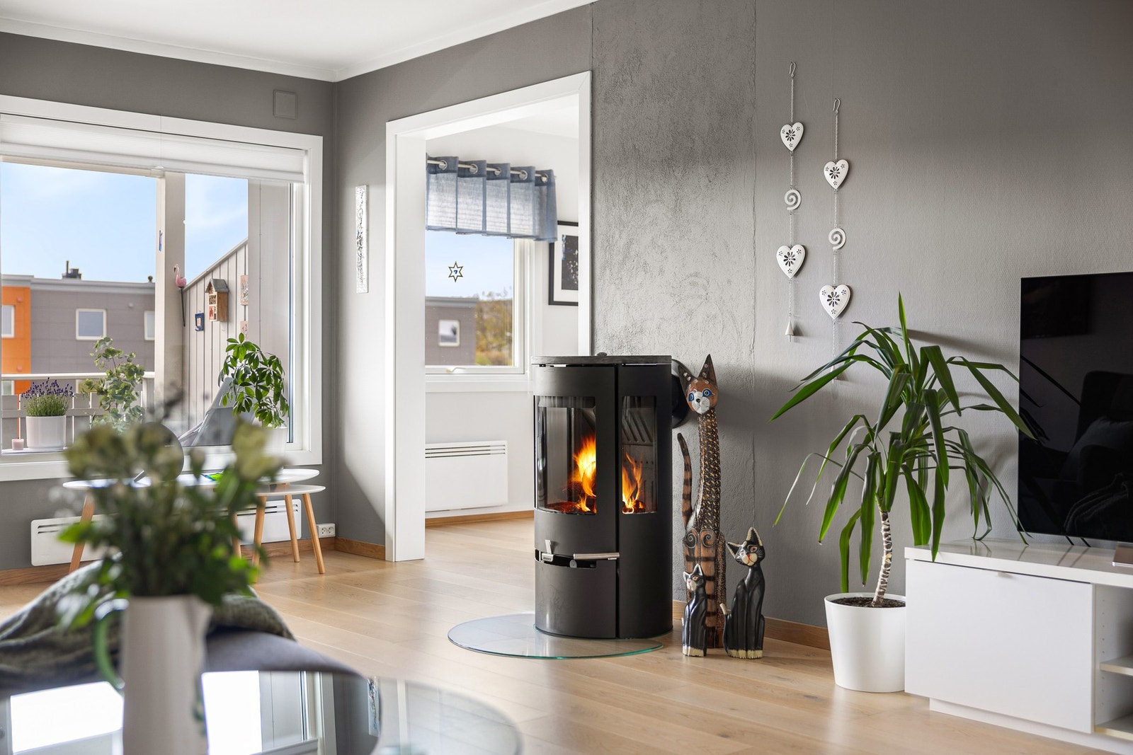 Stuen har vedovn som gir både lun varme og ekstra hygge i vinterhalvåret. Galleribilde