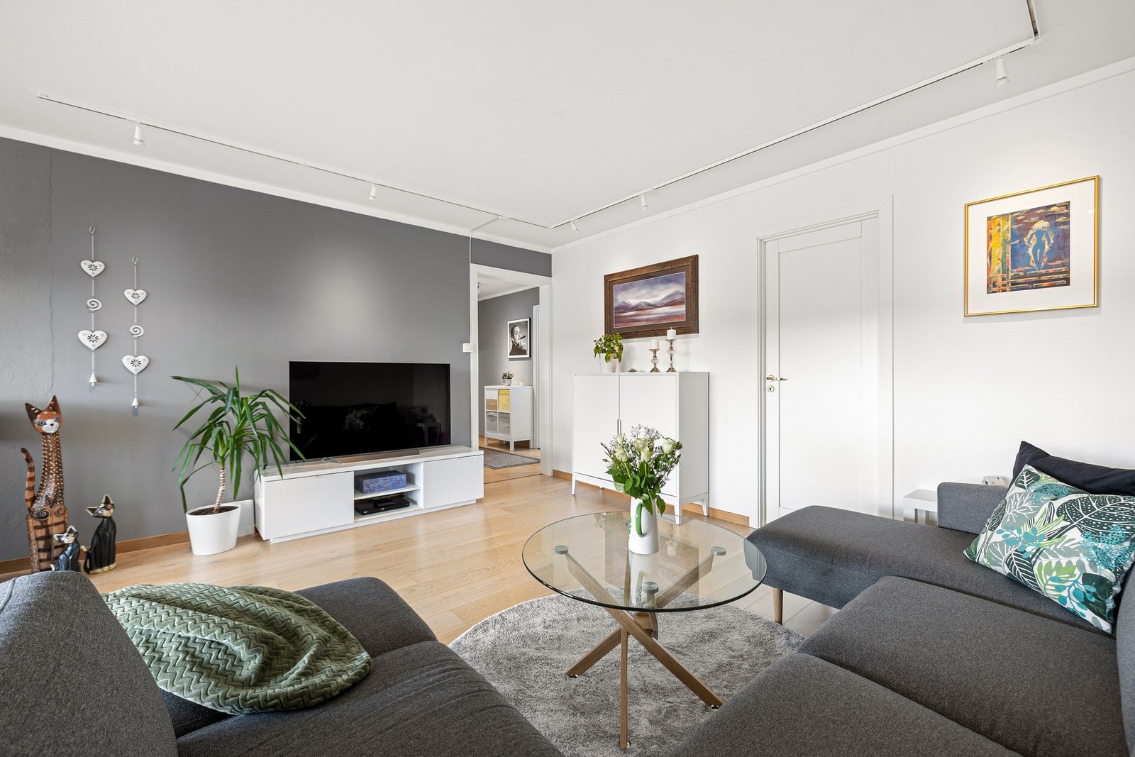 Stuen har ett behagelig utrykk og blir en fin plass til sosialt samvær. Galleribilde