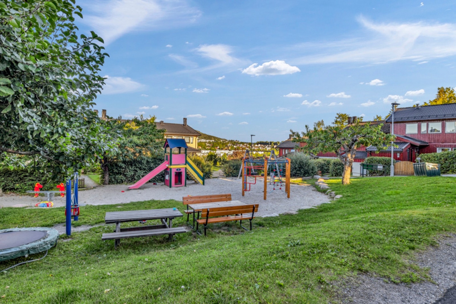 Koselig lekeplass for de minste på sameiets felles tomt. Galleribilde