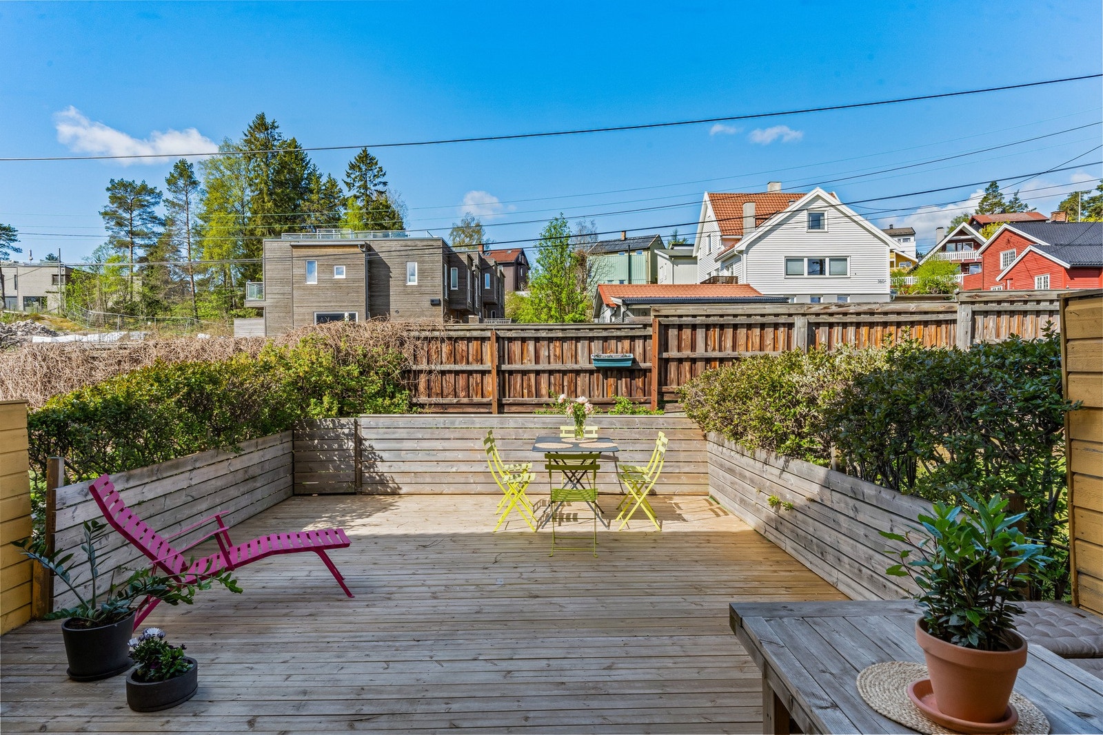 Utgang fra kjøkken/spisestue til den store hageterrasse med ettermiddags - og kveldssol. Galleribilde