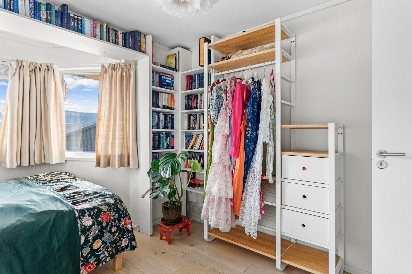 Her er det god plass til sofa eller dobbelseng, skap og diverse kommoder. Galleribilde