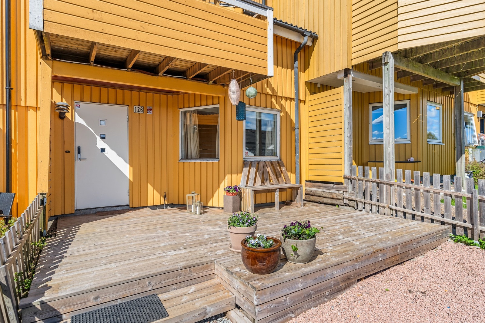 På inngangssiden er det en inngjerdet østvendt hage med stor markterrasse på 18 kvm og gruslagt "gårdsplass". Galleribilde
