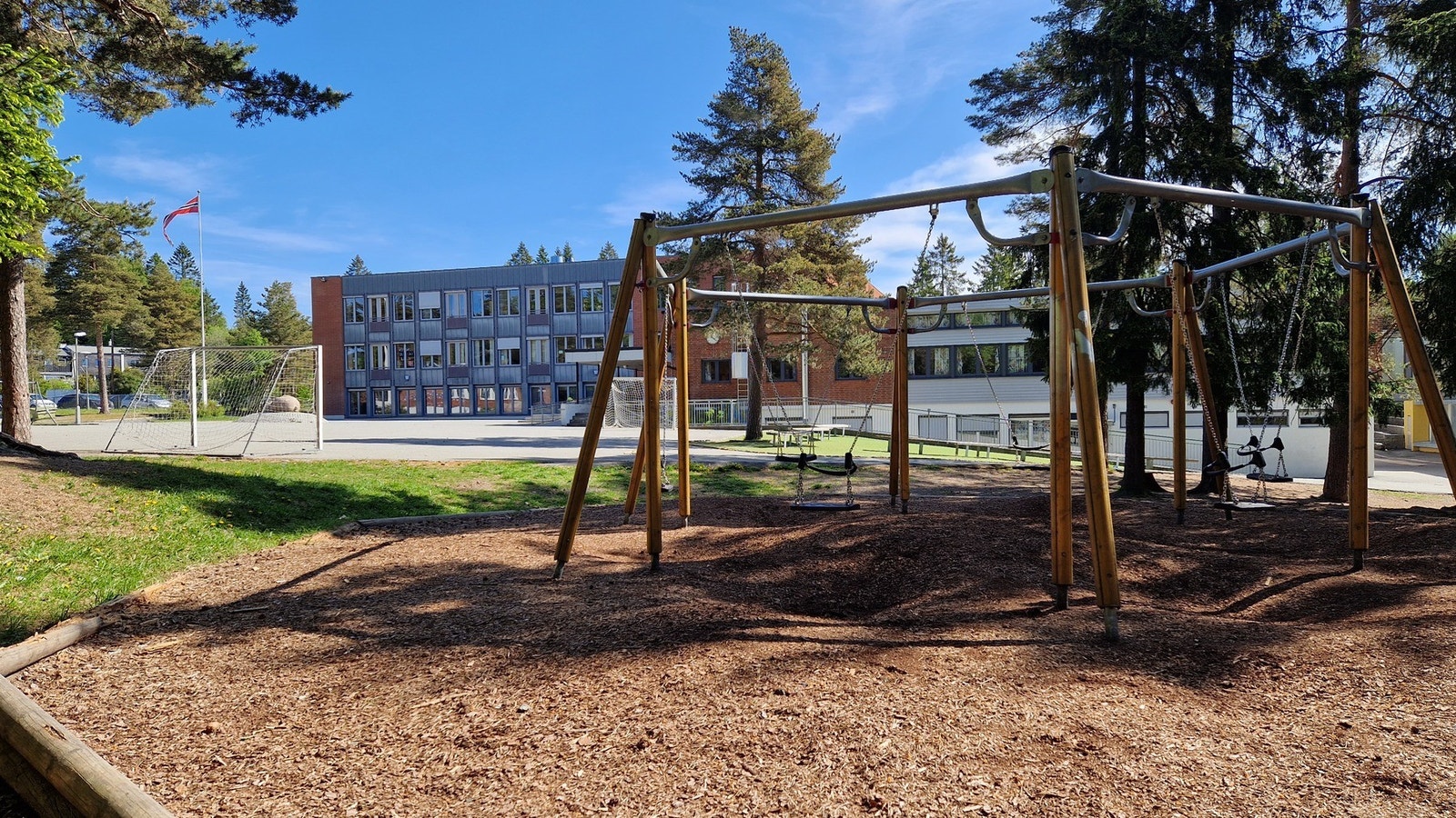 Korsvoll skole med nydelige uteområder Galleribilde
