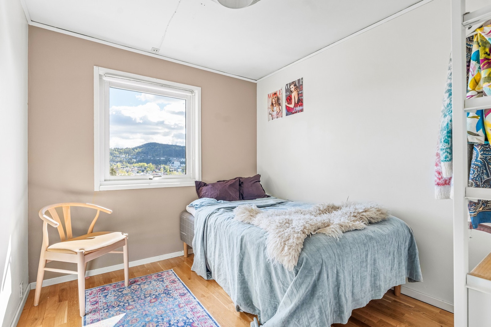 Soverom 2 er ca 7,9 kvm og har plass til seng, skap og skrivebord. Det er fint lys fra øst og nydelig utsikt! Galleribilde