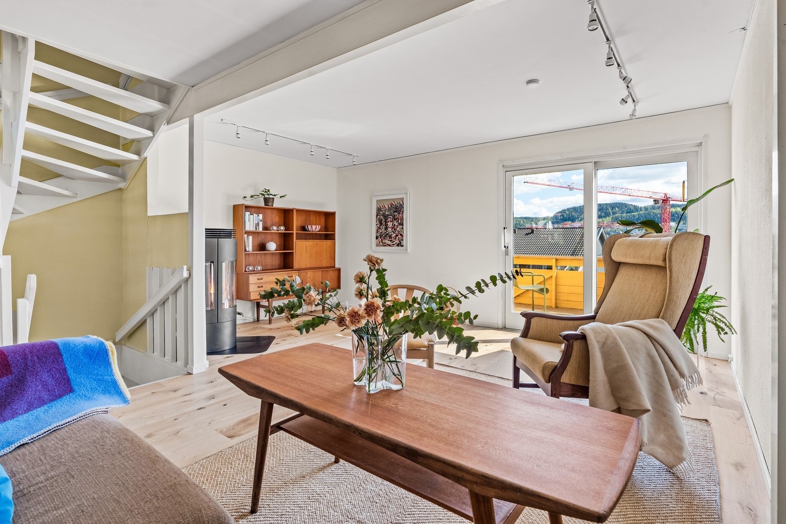 Det er flotte lysforhold og gode møbleringsmuligheter i stuen, samt nydelig utsikt østover, og ingen gjenboere. Galleribilde