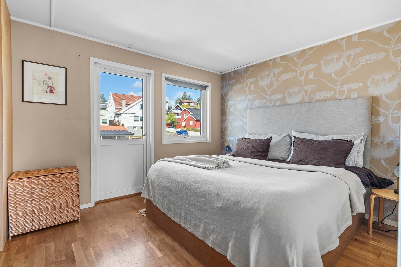 Boligen har 3 soverom på ett plan. Stort hovedsoverom med walk-in-garderobe. Rommet har utgang til en luftebalkong på 3,8 kvm. Soverommet er ca 14,4 kvm. Vindu og balkondør mot vest. Galleribilde