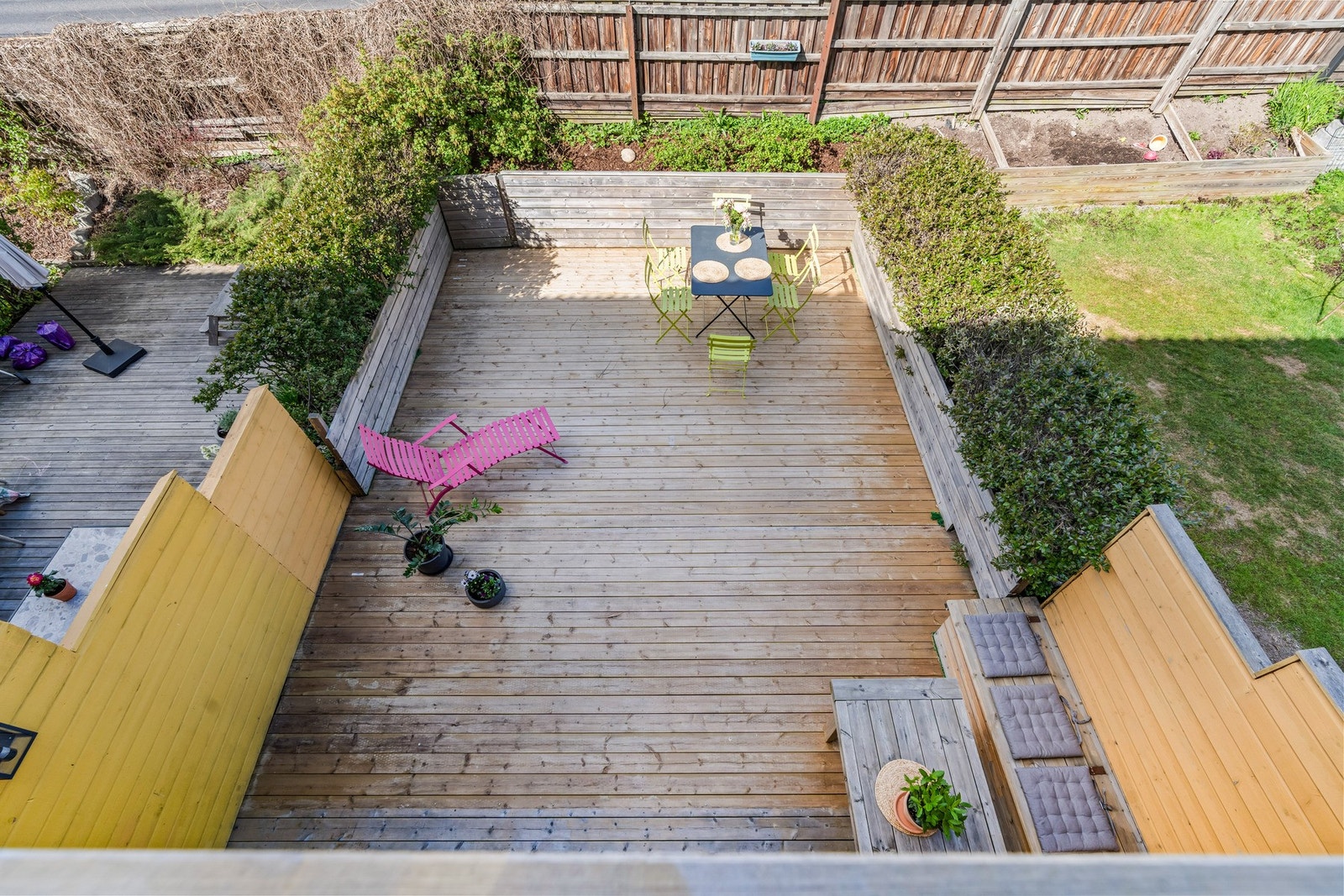 Terrassenhagen mot vest/utenfor kjøkkenet. Galleribilde