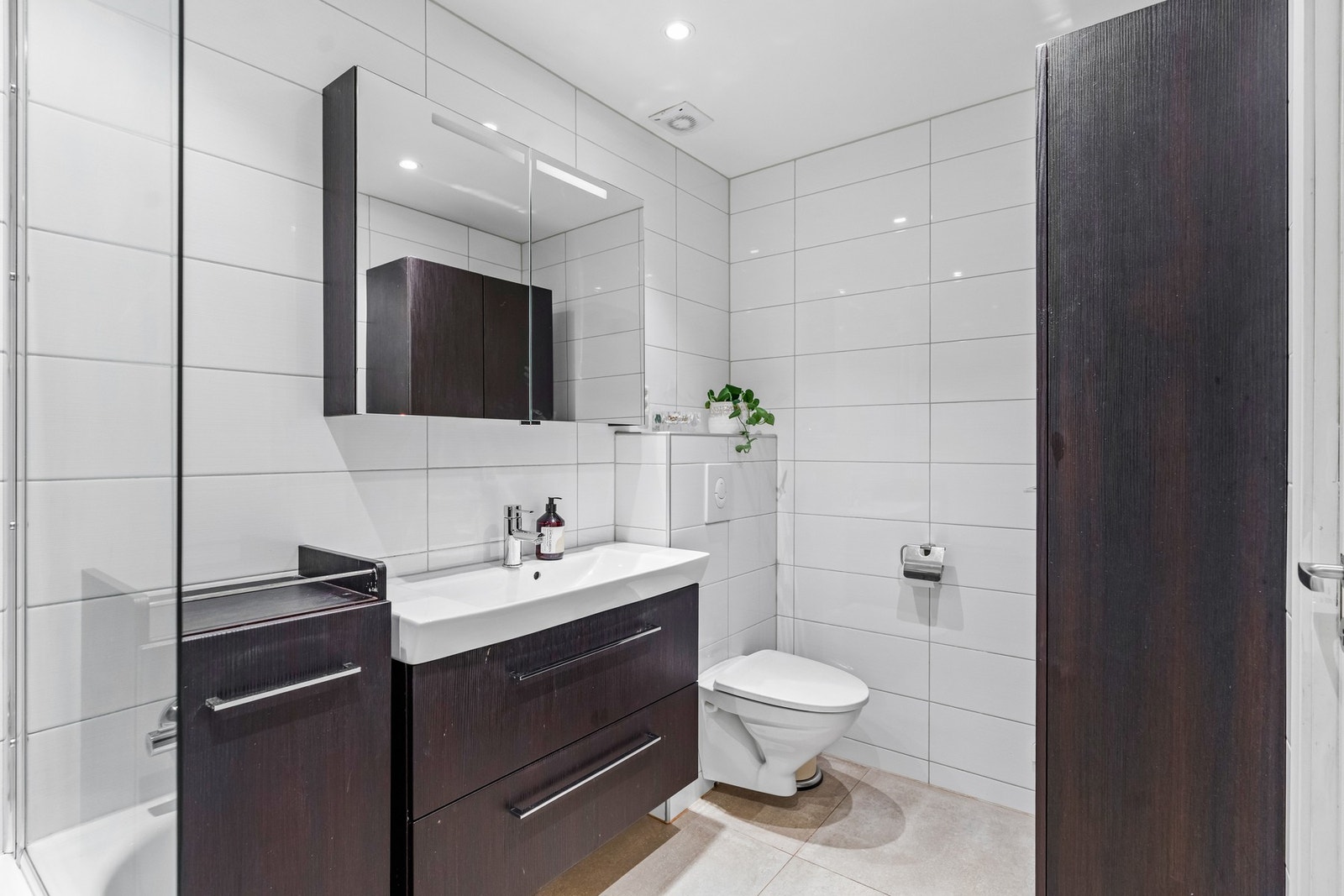 Flott flislagt bad i 2.etasje med varmekabler (pusset opp i 2015). Dette badet har flislagte overflater med lyse liggende fliser på vegg og 60 x 60 cm fliser på gulv. Galleribilde