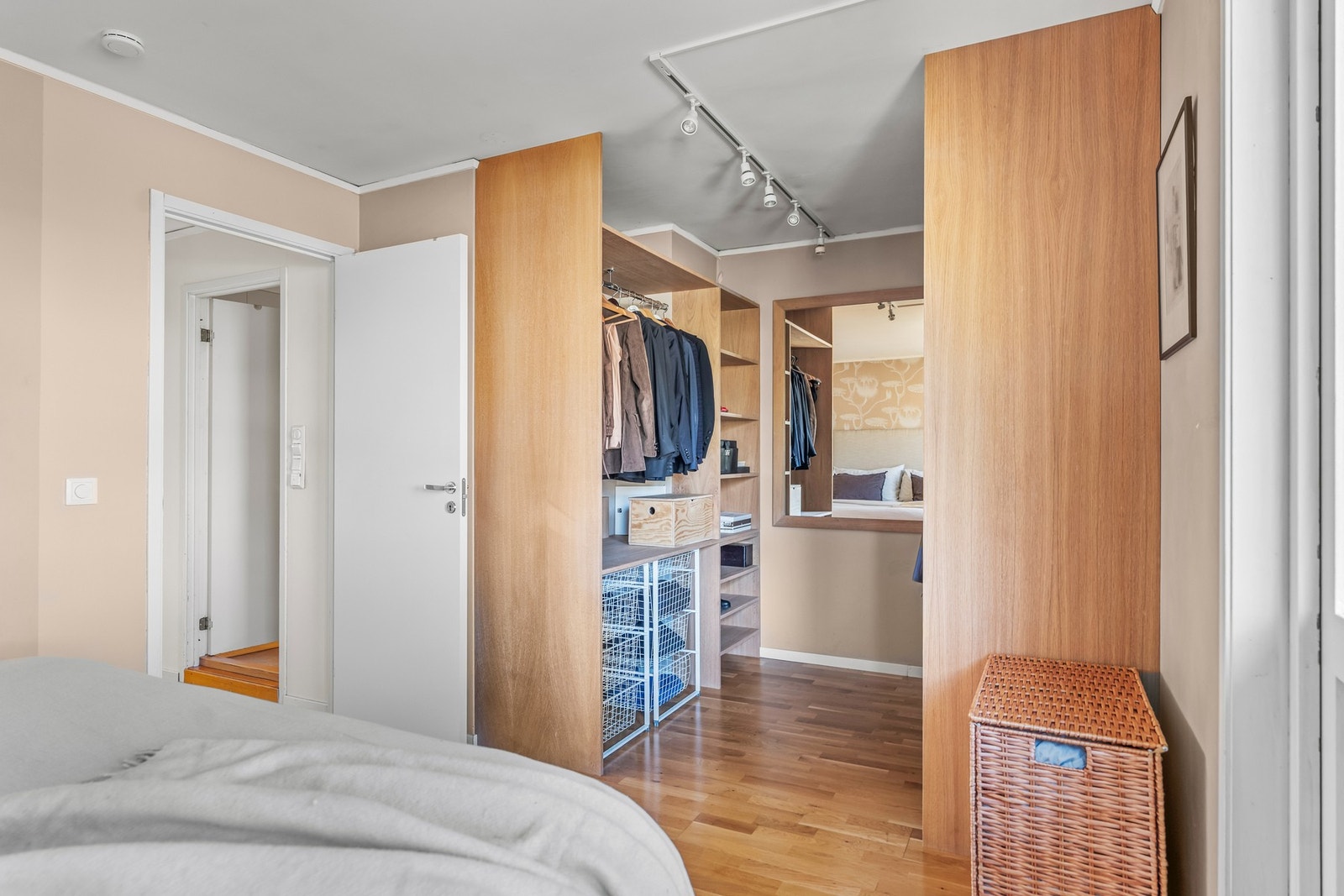 Walk-in-garderobe i hovedsoverommet. Galleribilde