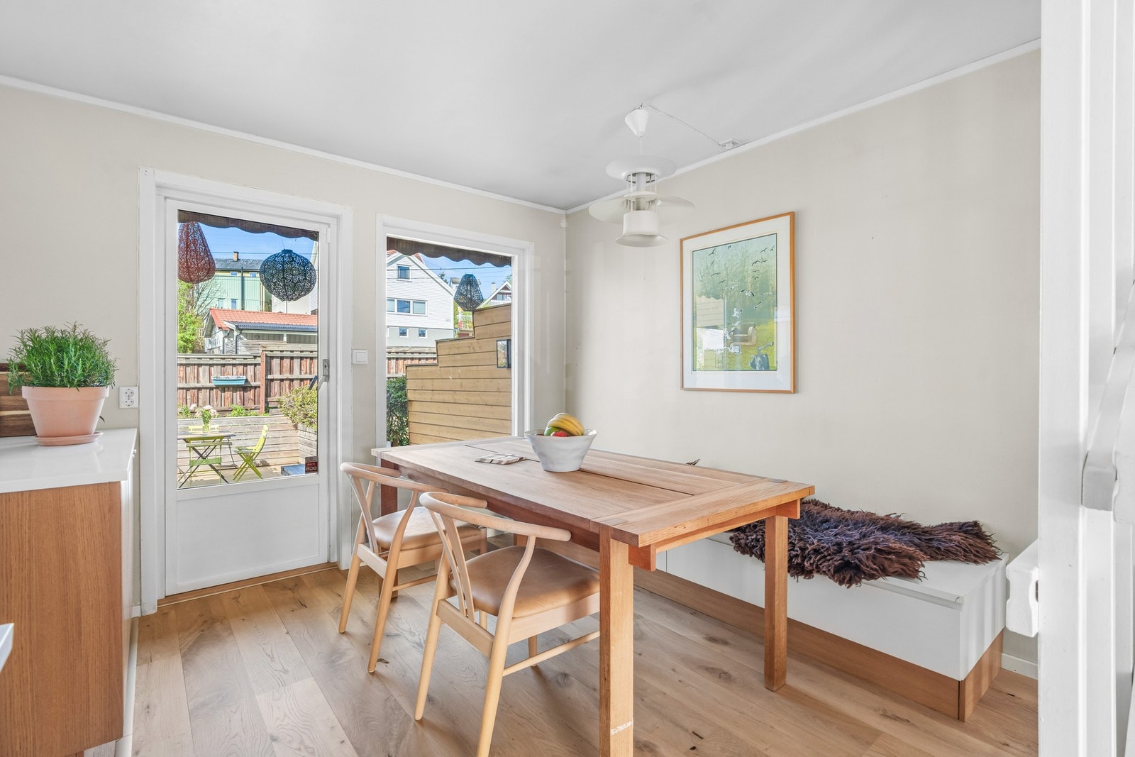 Utgang direkte fra kjøkken/spisestue til den store vestvendte hageterrassen. Galleribilde