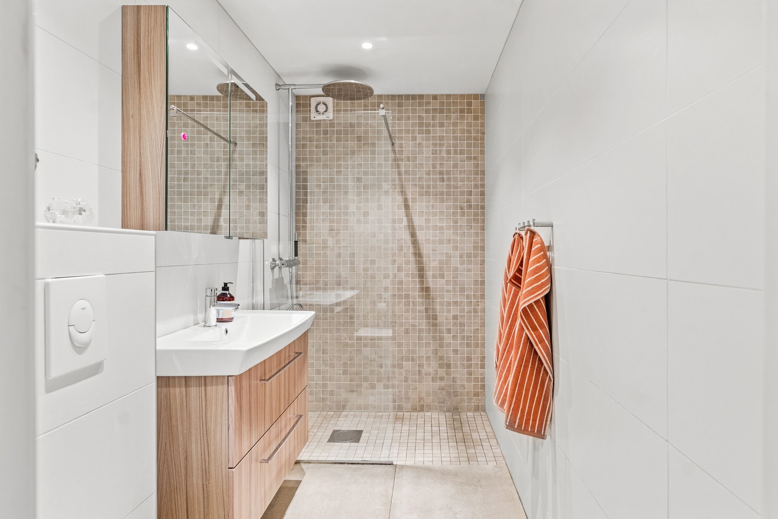 Pent flislagt bad i u.etg med gulvvarme (pusset opp i 2015). Badet har innredning med skuffer og heldekkende servant. Galleribilde
