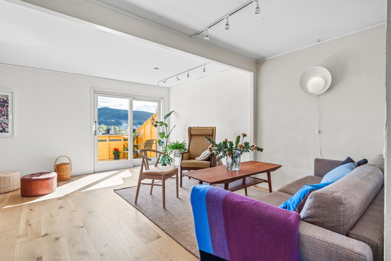 Stor åpning mot stuen og gjennomgående lys. Galleribilde