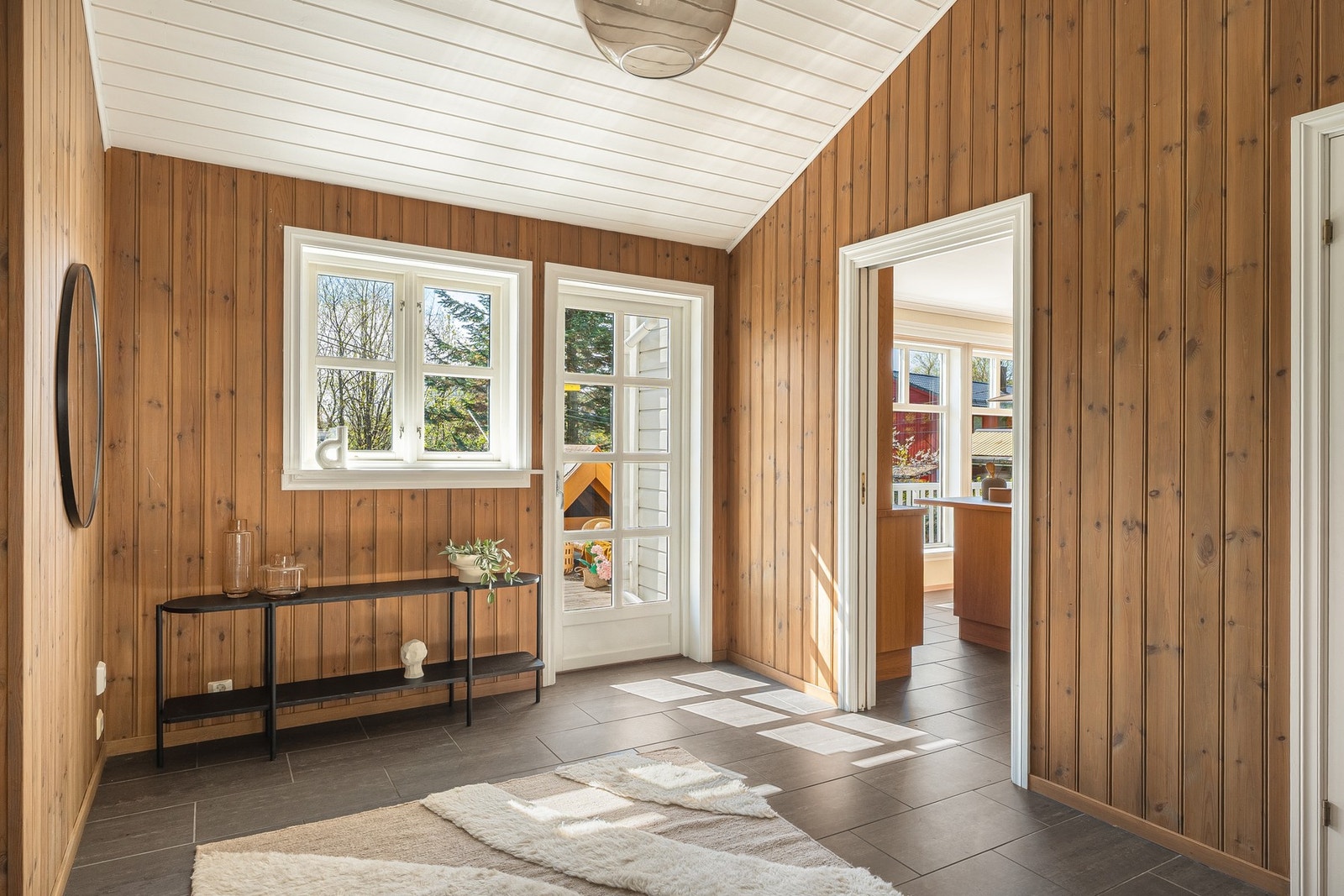 Romslig og innbydende entré/hall på 21,3 kvm med god plass til å henge fra seg yttertøy. Galleribilde