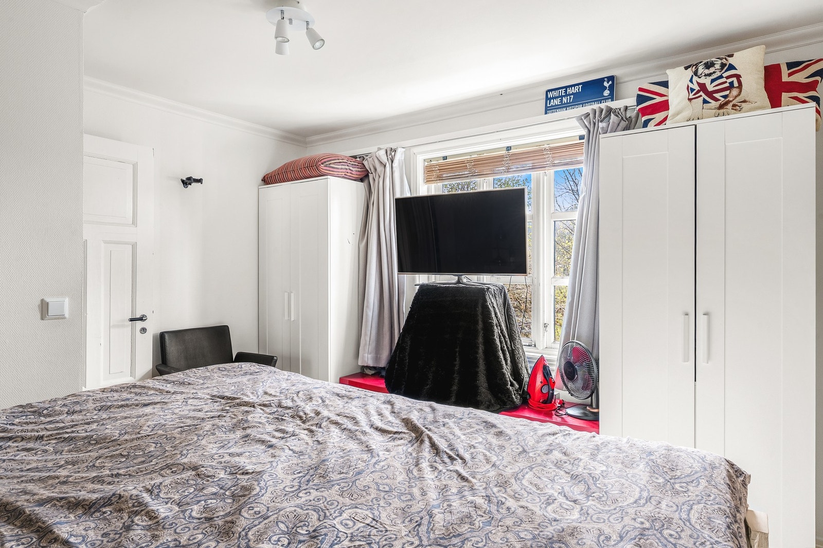 God plass til å innrede med seng, garderobe og tilhørende møblement. Galleribilde