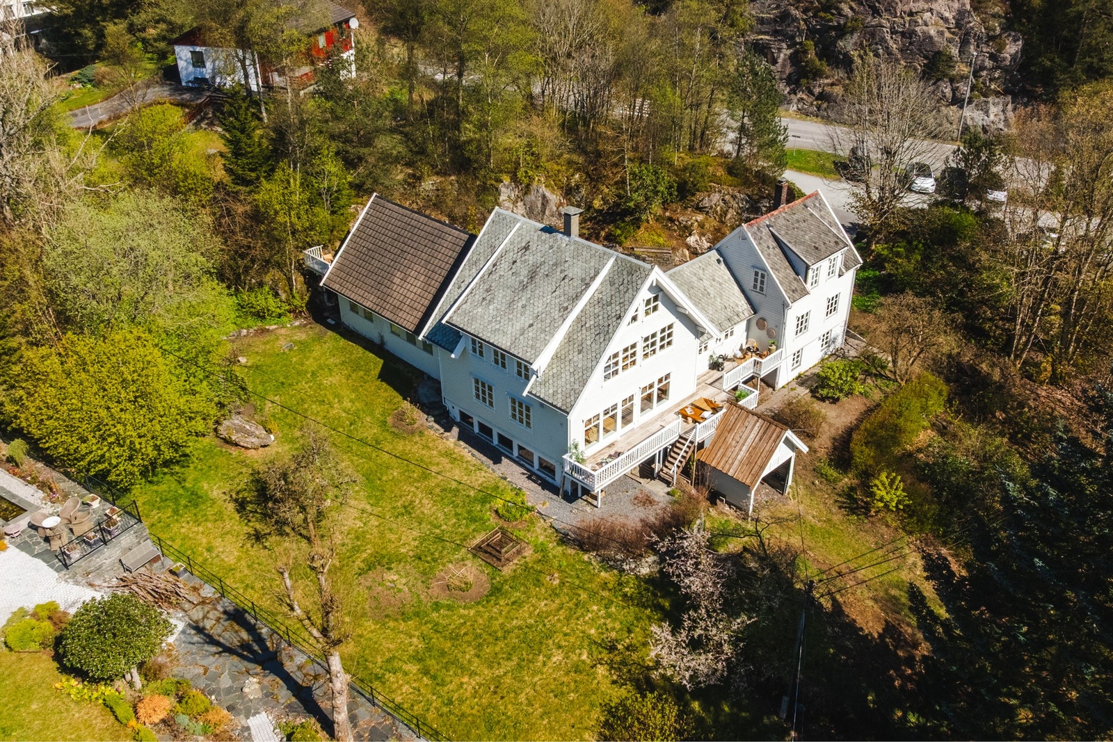 Boligen har flotte uteområder med stort hageareal. Galleribilde