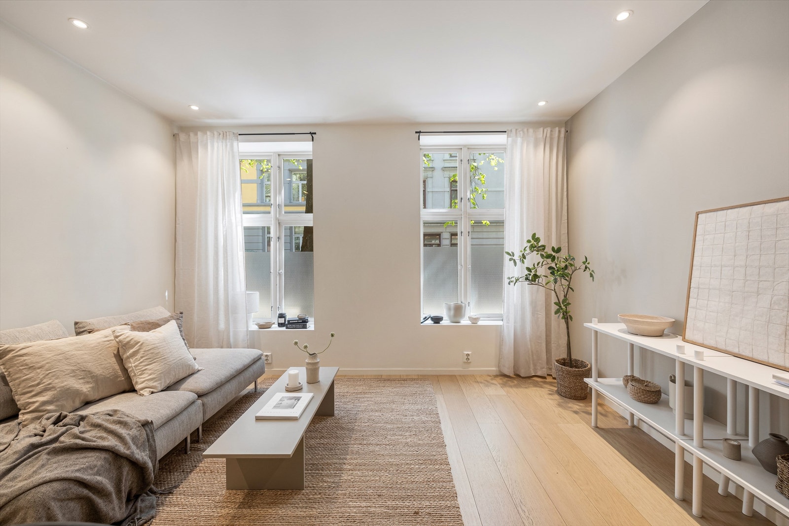 Store vindusflater slipper inn rikelig med naturlig lys og gir rommet en luftig atmosfære. Galleribilde