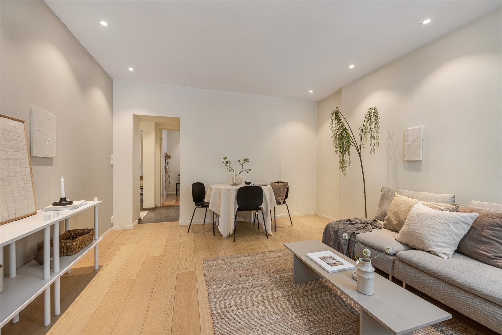 Det er god plass til en stor sofagruppe og øvrig møblement. Galleribilde