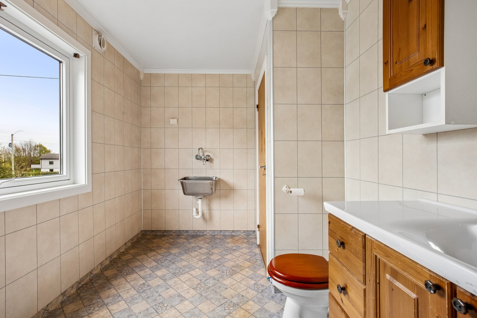 Badet er innredet med baderomsinnredning med heldekkende servant, gulvstående toalett og dusjkabinett. Det er en utslagsvask i stål og muligheten for å koble opp vaskemaskin. Galleribilde
