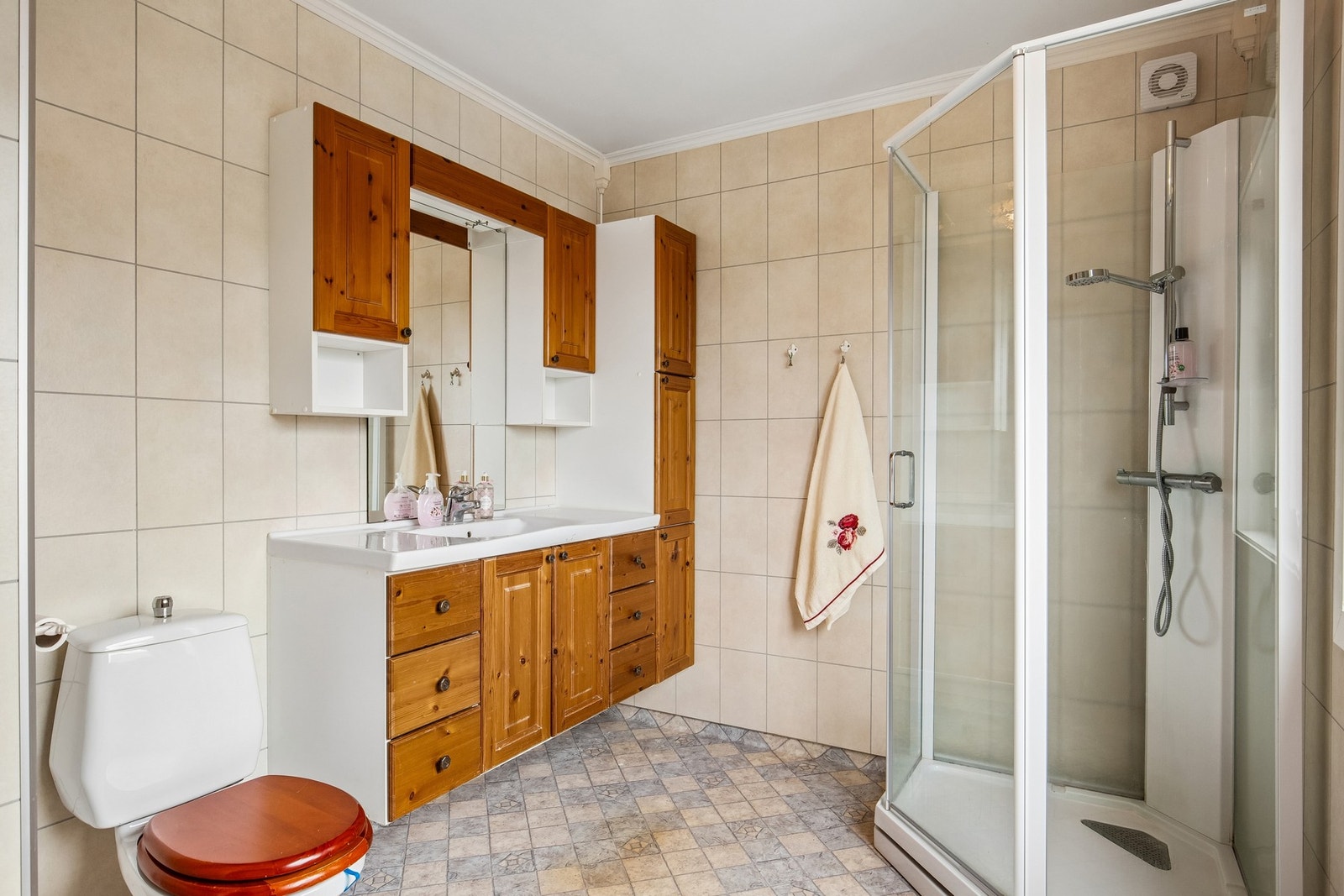 Badet har belegg på gulvet og har gulvvarme. På veggene er det våtromsplater og i himlingen er det malt slett overflate. Badet er fra 2008. Galleribilde