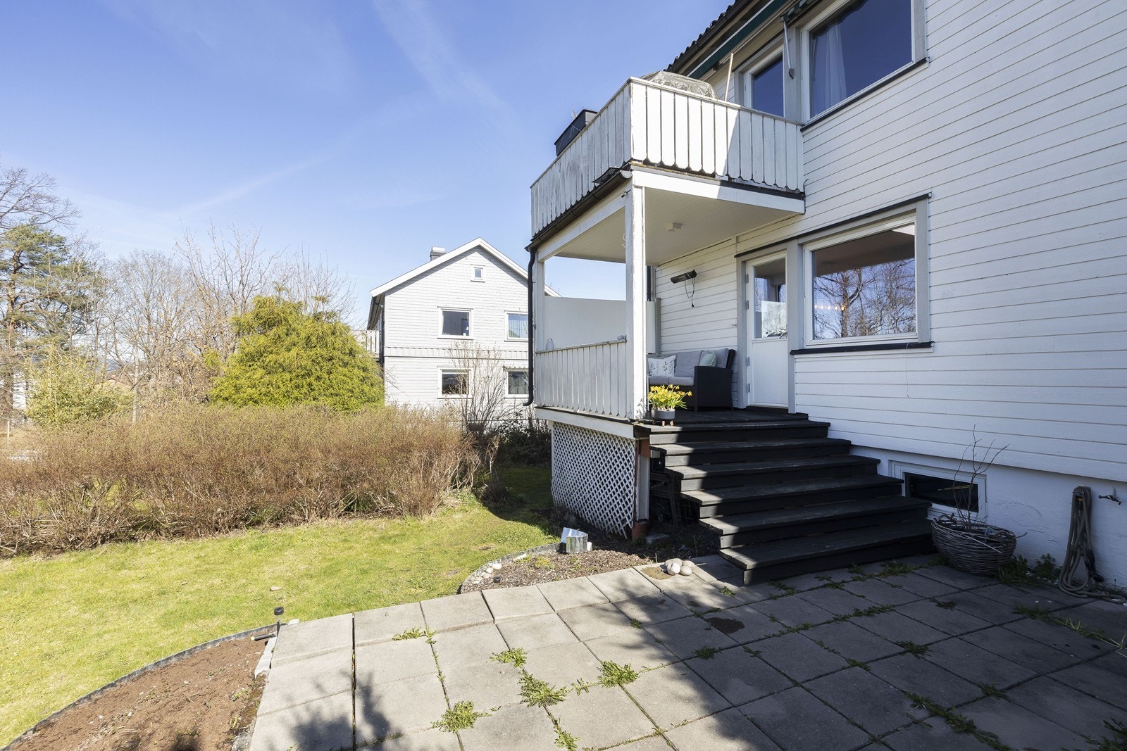Utgang til veranda og ned til hagen fra stuen Galleribilde