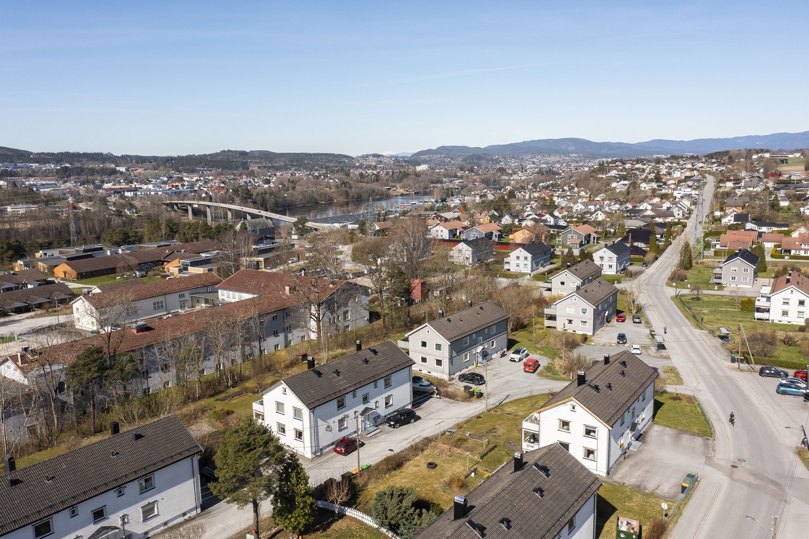 Boligen ligger et steinkast fra Menstad ungdomskole Galleribilde