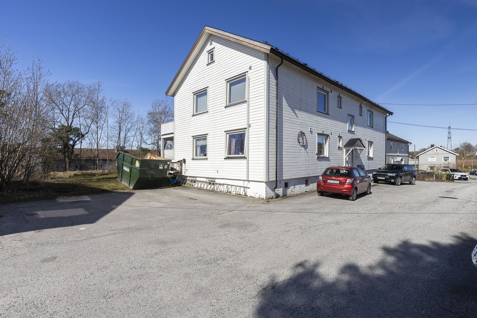 Biloppstillingplass utenfor leilighetene Galleribilde
