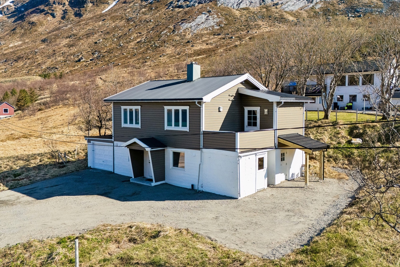 Eiendommen består av en enebolig over to plan med integrert garasje. Boligen inneholder blant annet fire soverom, stue, kjøkken og eget vaskerom. Galleribilde