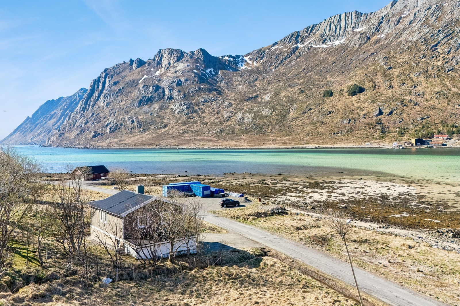 Her får du nærhet til friluftsmuligheter som turterreng i fjellet, båtliv, fiske, kiting, kajakk og mange andre spennende aktiviteter. Galleribilde