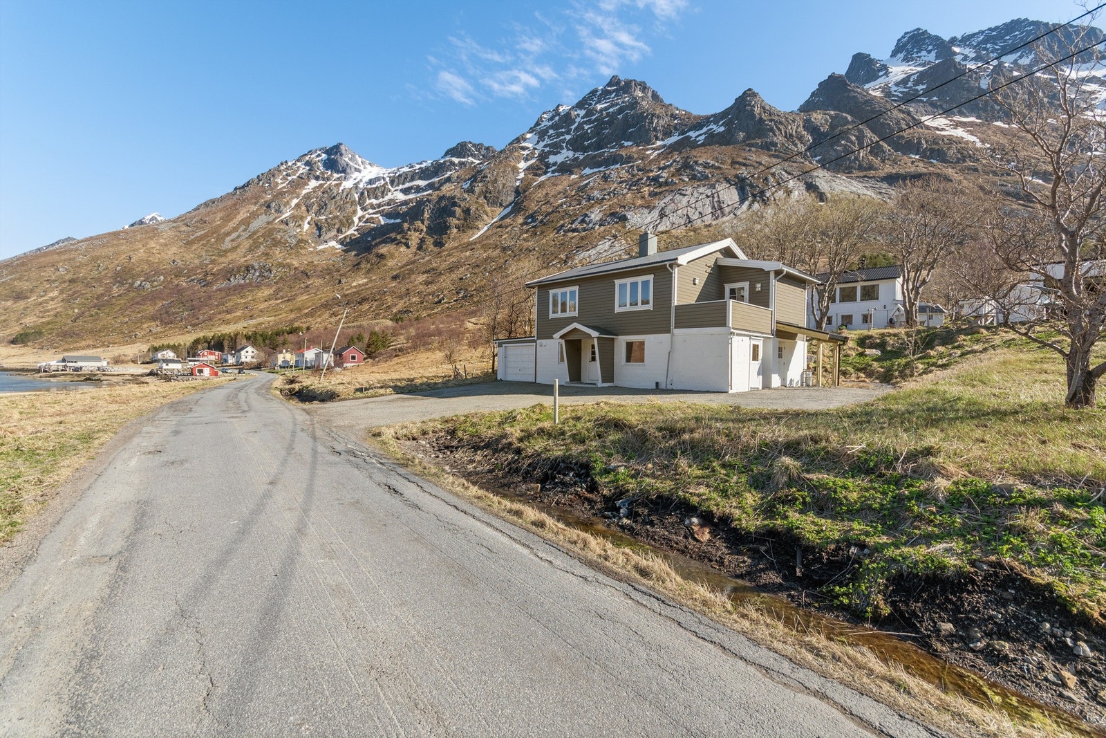 Avstand til Moskenes ca. 31 km med daglige fergeforbindelser til/fra Bodø. Galleribilde