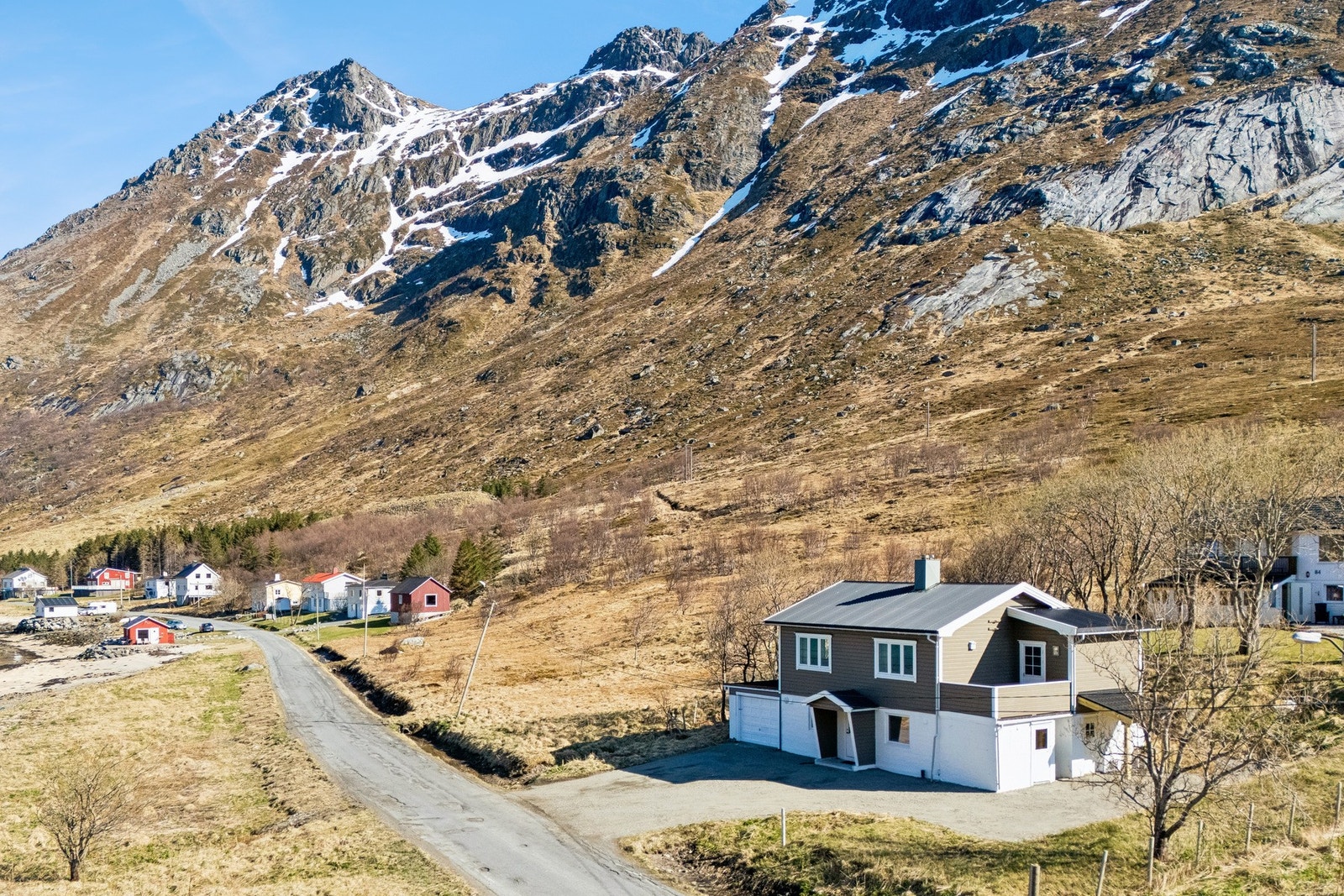 Ca. 37 km. til Leknes Lufthavn, samt regionsenter med videregående skoler og flyplass. Galleribilde