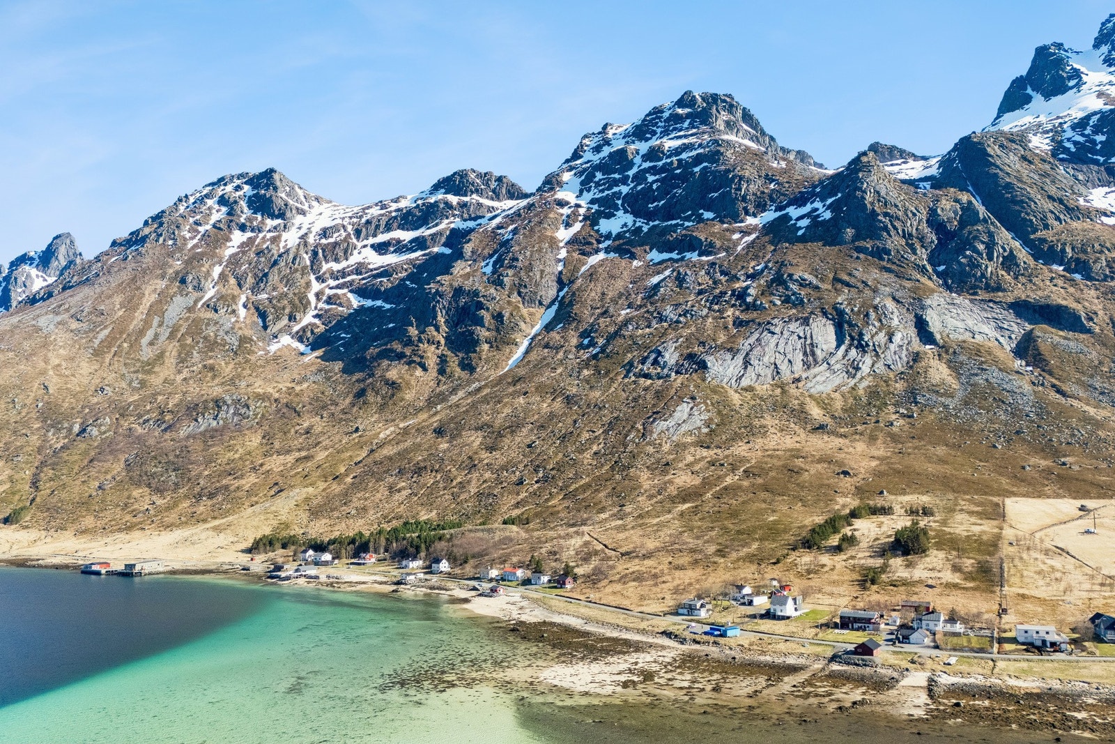 Eiendommen Soltun ligger flott til i Skjelfjord med vidstrakt utsikt mot sjø og fjell, samt svært gode solforhold. Tomten på ca. 1 125 m² har nærhet til sjøen og byr på naturskjønne omgivelser med gode friluftsmuligheter. Samtidig er det kort avstand ti Galleribilde