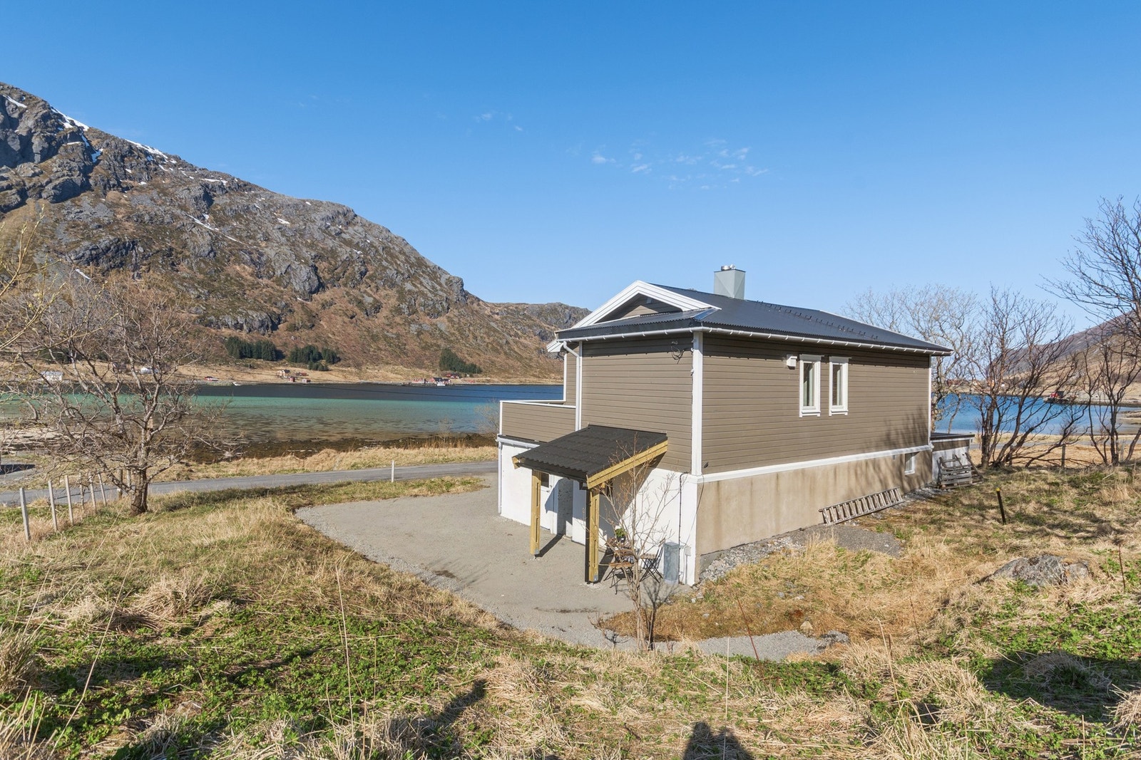 Eiendommen består av tre teiger. Teigen som boligen står på er oppmålt til ca. 708,9 m². I tillegg er det to teiger på sjøsiden av veien. Disse er oppmålt til ca. 238,3 m² 177,8 m² og går grenser mot sjø og strand. Galleribilde