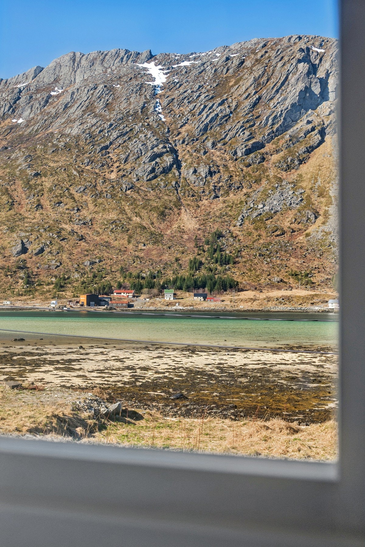 Nydelig utsikt mot strand, sjø og fjell. Galleribilde
