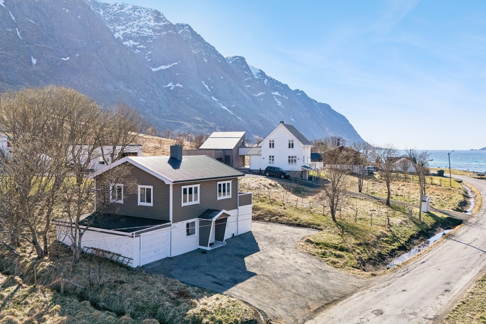 Gruset parkering med plass til flere biler. Galleribilde