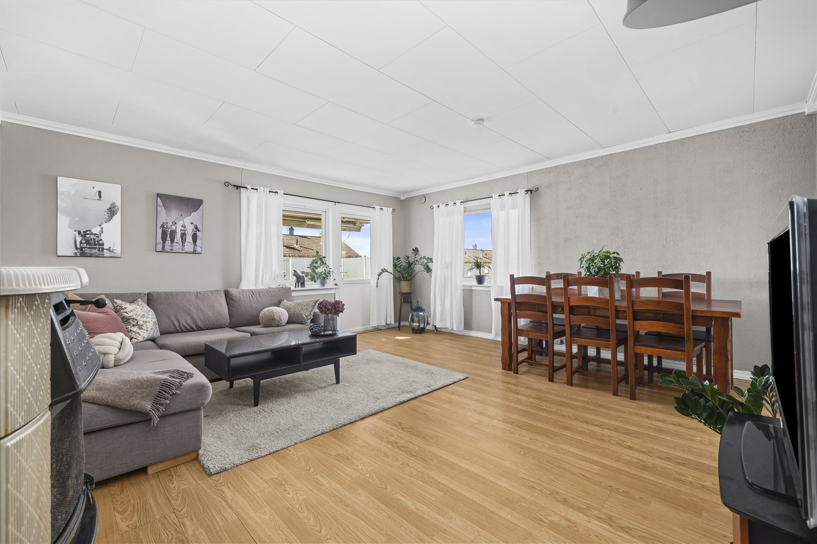 Stuen har god plass til både sofagruppe og spisestue Galleribilde