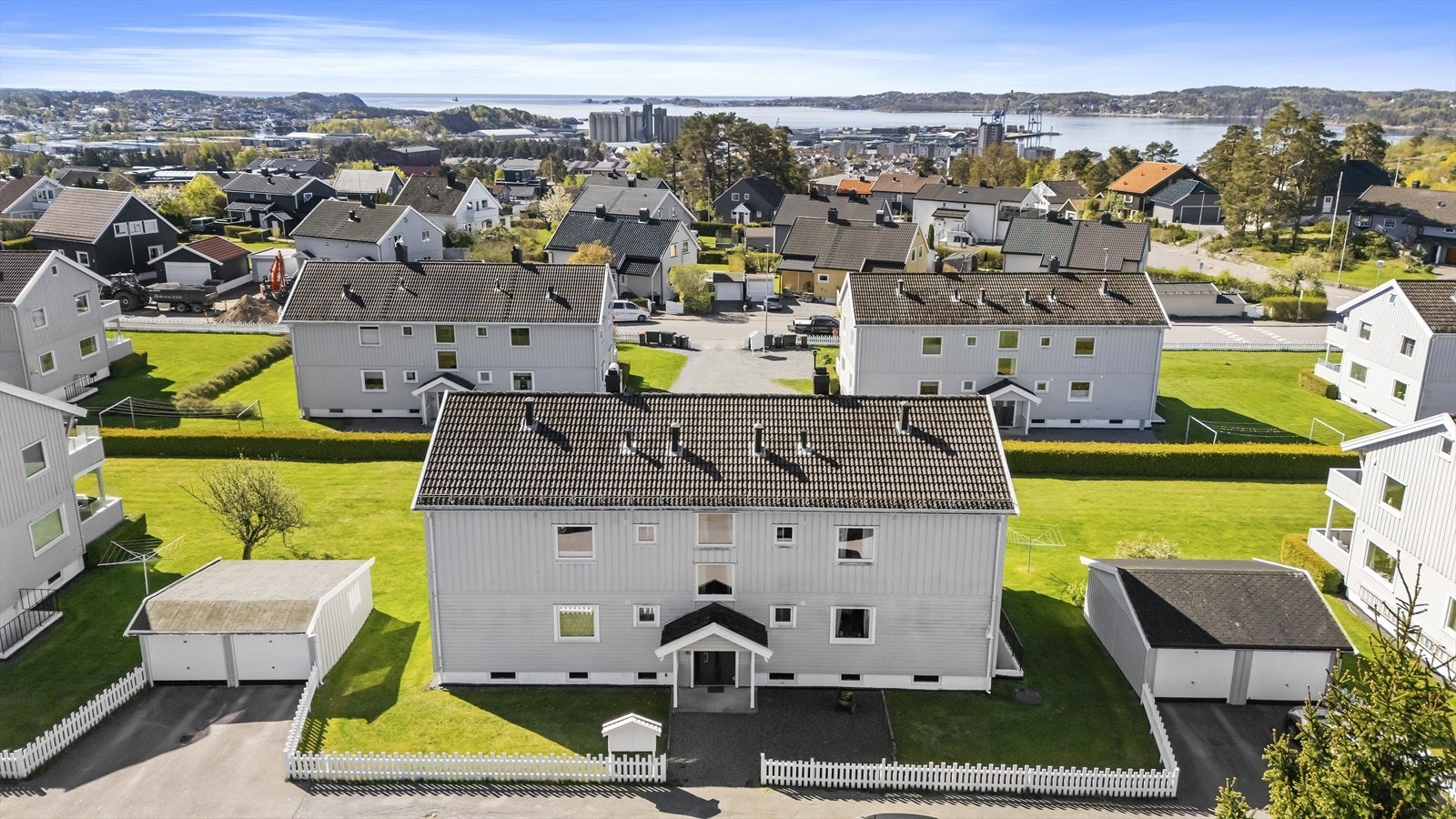 Boligen har en flott beliggenhet i rolig gate i Byskogen Galleribilde