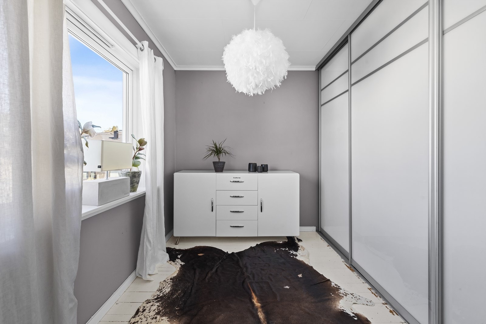 Soverom 2 har også stor skyvedørsgarderobe Galleribilde