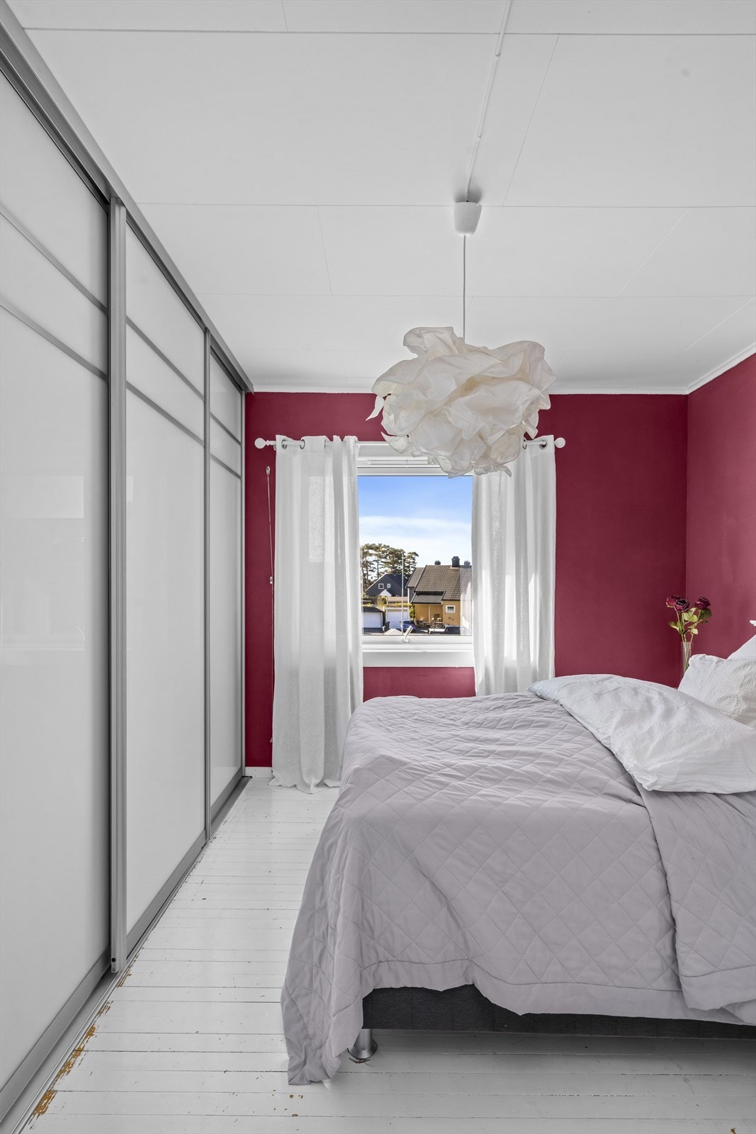 Garderobe på soverom har god dybde og god plass til lagring Galleribilde