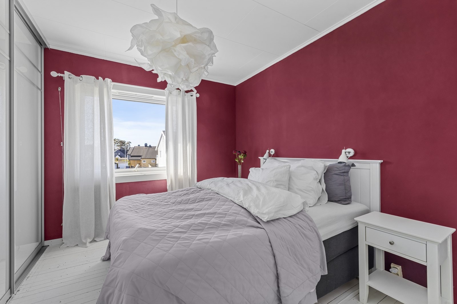 Hovedsoverom med stor skyvedørsgarderobe Galleribilde