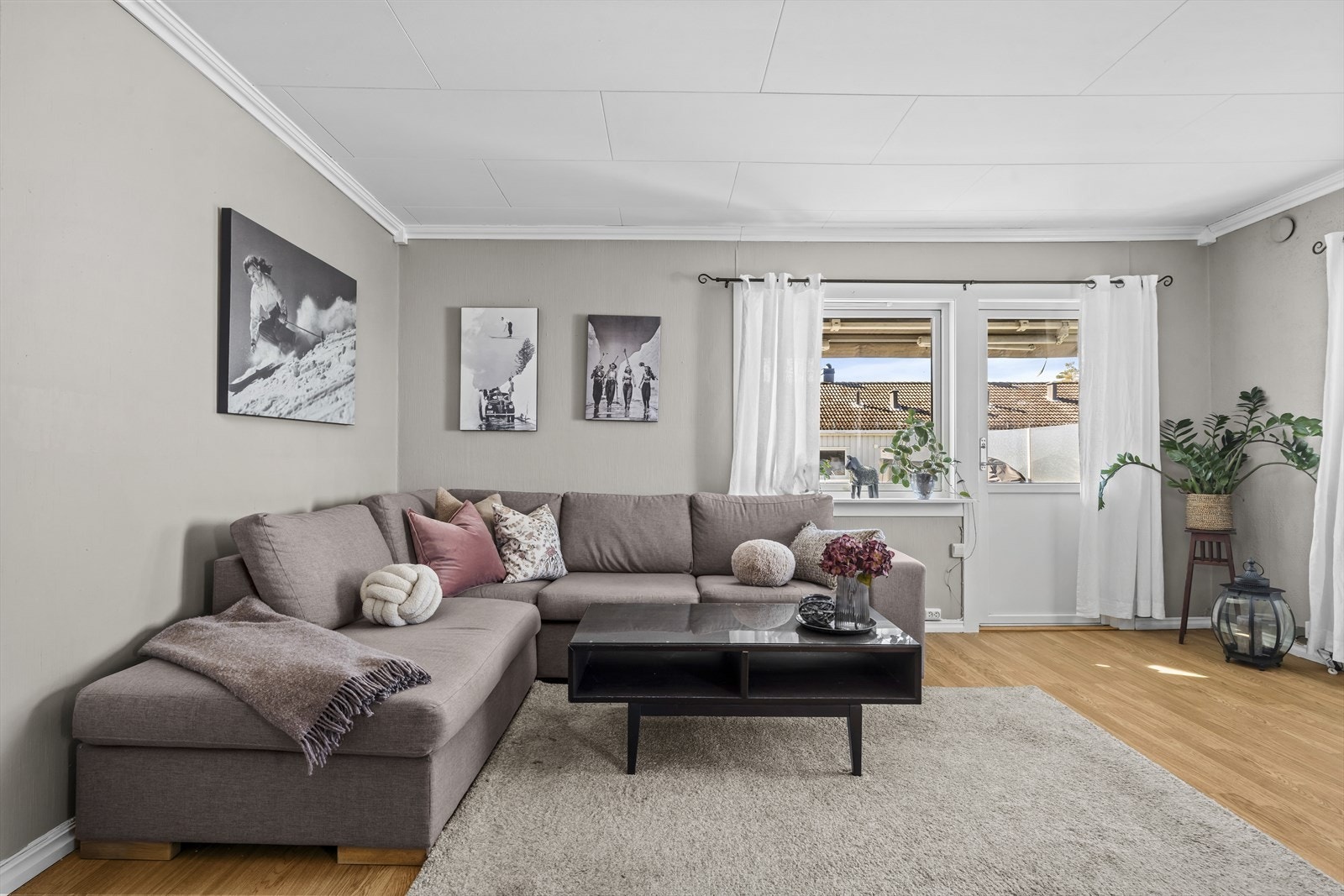 Romslig stue med utgang til balkong Galleribilde