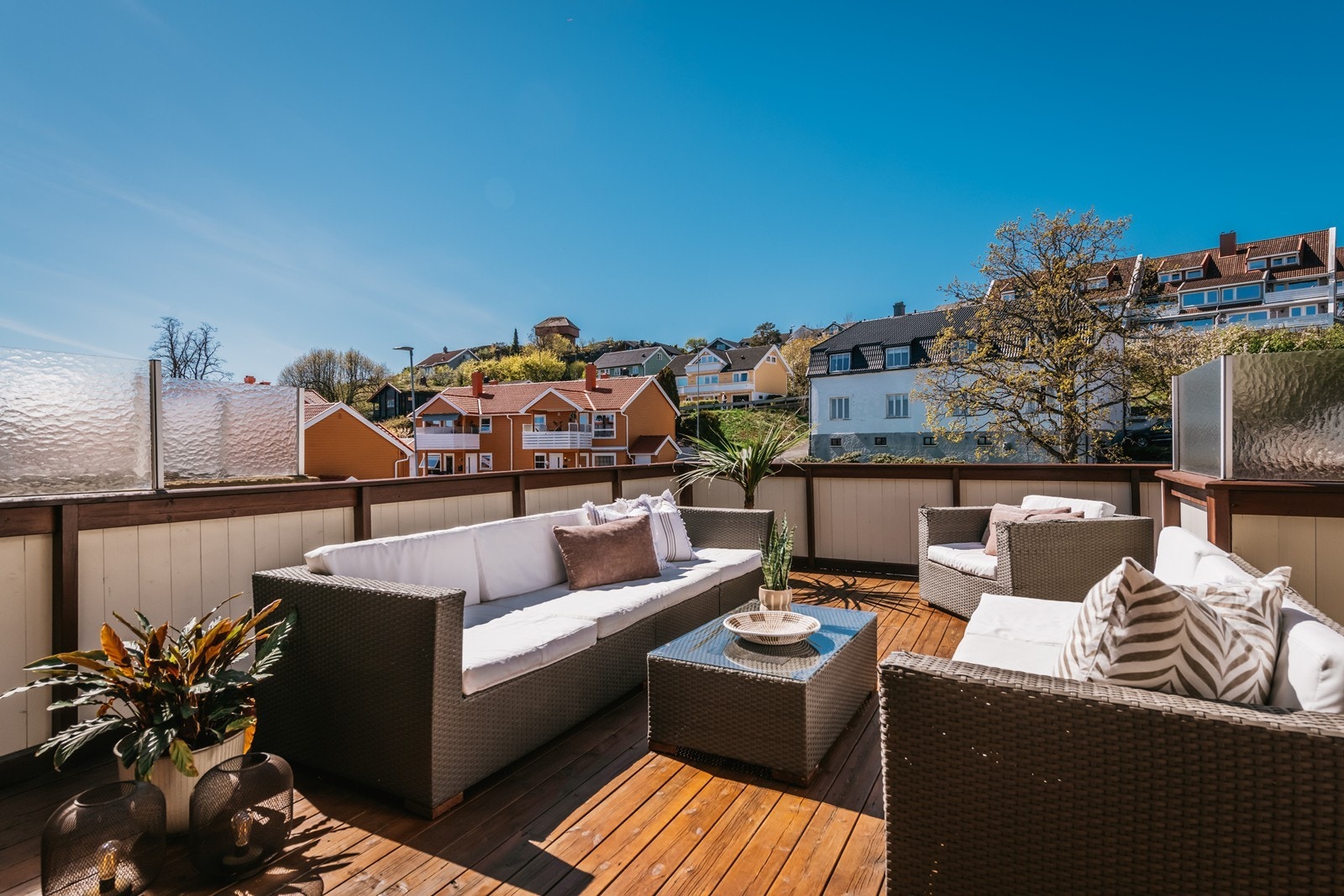 Stor veranda som nesten føles større enn selve leiligheten, med strålende solforhold fra morgen til kveld. Her kan du nyte lange sommerdager i idylliske Stavern! Galleribilde